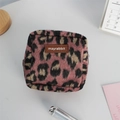 Vue détaillée d'une trousse de maquillage pelucheuse à motif léopard rose avec étiquette - Léopard Rose en Laine (Étiquette en Cuir)