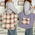 Dettaglio della borsa tote in peluche che mostra la trama reversibile e i motivi - Quadri Caffè Viola