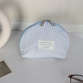 Dettaglio della borsa per cosmetici a righe blu con fiocchi ricamati e doppia cerniera - Blu a Righe Bianche Fiocco Blu