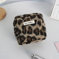 Vue détaillée de la trousse à maquillage carrée en fausse fourrure à motif léopard - Léopard Brun en Laine