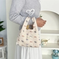 Detail der Steppstruktur und bunten Elefantenmuster auf einer cremefarbenen Tasche - Süßer Elefant (Beige Gesteppt)