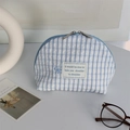 Dettaglio della borsa cosmetica a quadretti blu e bianchi con fiocco ricamato e zip in metallo - Quadretti Blu Fiocco Blu