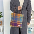 Dettaglio della borsa tote colorata in peluche con morbida trama in pile ed etichetta - Griglia Colorata