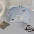 Beauty case a righe blu a forma di conchiglia con ricamo fiocco rosso e doppia zip - Righe Blu Fiocco Rosso