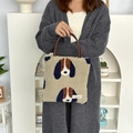 Dettaglio della borsa tote in peluche con ricamo di cane cartone e manico in pelle marrone - Cane di peluche