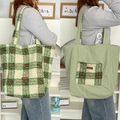 Dettaglio della borsa tote reversibile in peluche con motivo a quadri verdi e tessuto morbido - Quadri Caffè Verde