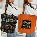 Dettaglio della borsa tote reversibile in peluche con motivo colorato e lato arancione - Stile a Quadri con Foglie d'Acero