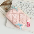 Dettaglio della borsa cosmetica trapuntata rosa con fiocchi blu su una tastiera - Quadretti Rosa Chiaro