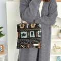 Dettaglio della borsa tote in peluche con motivo etnico e manici in pelle - Plaid foglia d'acero