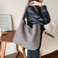 Dettaglio del materiale in peluche spesso della borsa tote capiente color grigio caffè - Tweed Grigio Scuro
