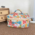 Détail d'une trousse de toilette matelassée en coton aux motifs floraux et cartoon - Graffiti