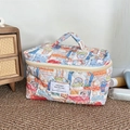 Detailansicht der gesteppten Baumwoll-Kosmetiktasche mit niedlichen Hasen-Illustrationen - Kaninchenfamilie