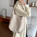 Borsa tote beige in finta pelliccia mostrata in un ambiente interno minimalista - Tweed Cachi