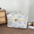 Dettagli della borsa da trucco in cotone trapuntato con motivo floreale blu e verde - Fiore Blu