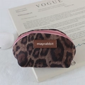 Dettaglio portamonete in peluche leopardato con cerniera rosa ed etichetta logo in pelle - Grande Maculato Scamosciato