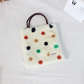 Flat lay van een pluche crèmekleurige draagtas met kleurrijke stippen op witte stof - Pluche Gekleurde Polkadots