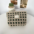 Dettaglio della borsa da trucco a scacchi in peluche verde e beige con etichetta tessuta - Peluche Waffle Quadri Verdi