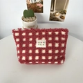 Dettaglio della borsa da toilette in peluche a scacchi rossi con etichetta logo - Griglia Rossa a Nido d'Ape in Peluche