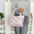 Dettaglio della borsa rosa imbottita con trama a fiocchi a rilievo e etichetta logo - PU Fiocco Rosa