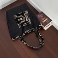Minimalistische zwarte nylon draagtas met jacquard pluchen zak en zachte schouderband - Zwart Totem