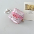 Detail der rosa herzgesteppten Kopfhörertasche mit Perlenanhänger und Markenetikett - Herz Rosa