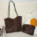 Detalle del bolso tote de leopardo y neceser con correas de cuero negro delgadas - Juego de Bolsos de Gamuza con Estampado de Leopardo Grande