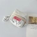 Detail der weißen gesteppten Kopfhörertasche mit Herznaht und dekorativem Perlen-Reißverschluss - Großes Herz Cremeweiß