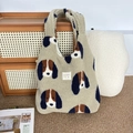Detail van pluche fleece draagtas met hondenpatroon en stoffen merklabel erop - Pluche hond