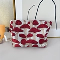 Detail der Kosmetiktasche mit Pilzmuster-Jacquard, May Rabbit Label und Reißverschluss - Groß