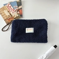 Dettaglio della custodia in pile blu navy con cerniera e manico in tessuto - Blu Notte