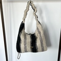 Sac Hobo rayé en peluche avec bandoulière ondulée et étiquette en métal fait main - Rayures Noires et Blanches