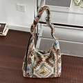 Sac à bandoulière bohème en peluche à motifs géométriques dans un intérieur chaleureux - Motif de Cadre en Losange