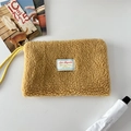 Dettaglio della borsa in peluche marrone con coulisse gialla ed etichetta Love Magrablu bianca - Giallo