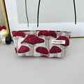 Detail der Make-up-Tasche aus Segeltuch mit rotem Pilzmuster und Metallreißverschluss - Klein