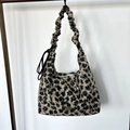 Sac fourre-tout léopard en fausse fourrure grise avec anse froncée et logo handmade - Léopard Vert Beige