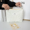 Dettaglio della borsa trucco bianca trapuntata con cerniera fluida ed etichetta - Poliestere Floreale Bianco