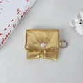 Detalle de funda dorada acolchada para AirPods con textura y gancho metálico - Pequeño / Dorado (Perlado)