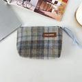 Macrodetail van geruite tweedstof en leren logopatch op de kleine mini-portemonnee - Wollen Blauw Grijs Geruit