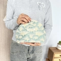 Trousse de maquillage en toile florale avec texture matelassée nuage tenue à la main - Forme d'Éventail Jaune Bleu