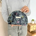 Détail de la broderie florale sur une trousse de maquillage demi-ronde en toile - Petit Floral Bleu Marine