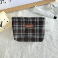 Detail van bruin en blauw geblokte make-uptas met lederen logo-patch - Wollen Blauw Klein Geruit