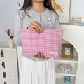 Roze en blauw geblokte make-uptas in de hand gehouden om de maat en katoenstof te tonen - Blauw Roze Geruit