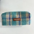 Detailopname van blauw-groene geruite tweed etui met een bruin lederen merklabel - Wollen Meer Groen Blauw Geruit