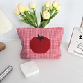 Dettaglio borsa per cosmetici a quadri rossi con ricamo a pomodoro e consistenza morbida - Borsa da Trucco al Pomodoro a Quadri Rossi