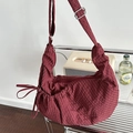 Sac croissant en toile à carreaux rouge foncé avec bandoulière réglable et détails plissés - Carreaux Rouges