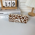 Detail der Kosmetiktasche mit Leopardenmuster, Reißverschluss und Stoffetikett auf dem Tisch - Cord Beige Großer Leopard
