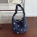 Detaillierte Textur der blauen Plüsch-Hobo-Tasche mit weißen 3D-Gänseblümchen-Stickereien - Kordelzug 3D Blume-Marineblau