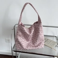 Roze luipaardprint tote bag met grote capaciteit gepresenteerd op een metalen plank - Enkele Schouderriem Stijl (Roze Luipaard) / Roze Luipaard