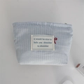 Detailansicht der blau gestreiften Stofftasche mit roter Schleife und Metallreißverschluss - Blau Gestreift Roter Bogen