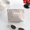 Dettaglio della trousse in tela a fiori rosa con cerniera metallica e etichetta del marchio - Fiore Rosa